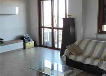 NOVARA NORD - QUADRILOCALE CON DOPPI SERVIZI E BOX